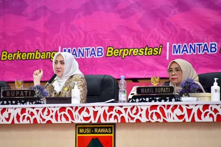 Bupati Kabupaten Mura, Hj Ratna Machmud memimpin rapat Staf bersama Wakil Bupati dan kepada OPD dilingkungan Pemkab Mura di auditorium Pemkab Mura, Kamis (13/10/2022)/ist.