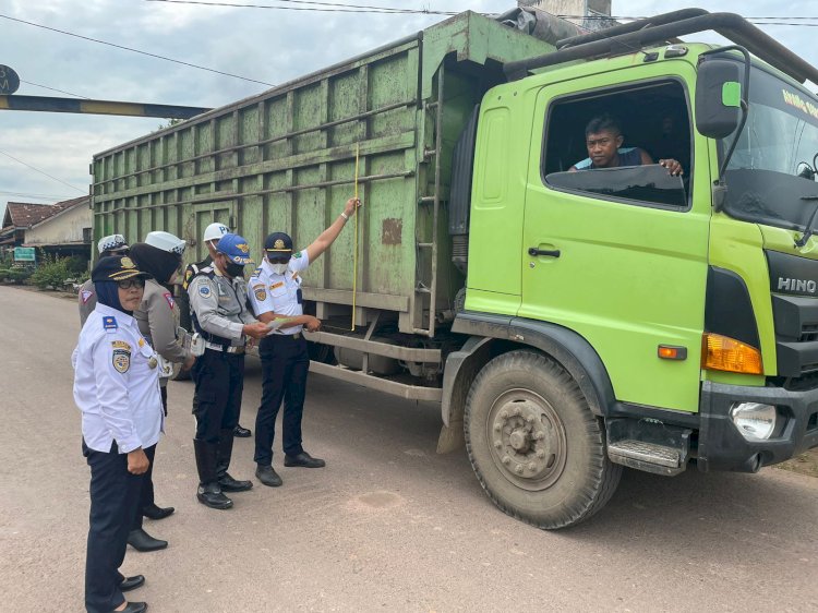 Tim gabungan melakukan razia kendaraan ODOL yang melintas di Kabupaten Muba/ist.