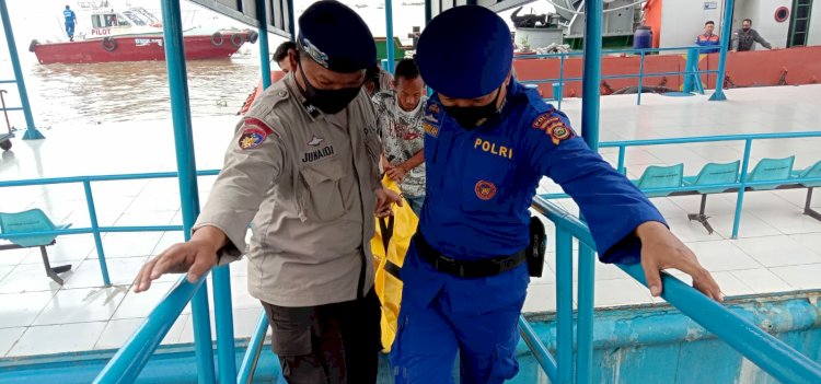 Evakuasi penemuan mayat seorang pria yang mengapung di perairan Sungai Musi Palembang. (ist/RmolSumsel.id)