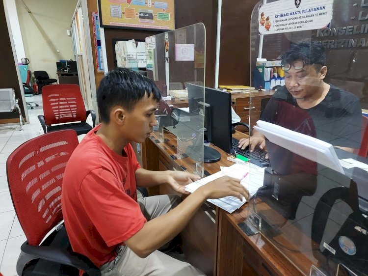  M Maliki Maulana (27) korban perampokan saat membuat laporan di Polrestabes Palembang. (Amizon/RmolSumsel.id)