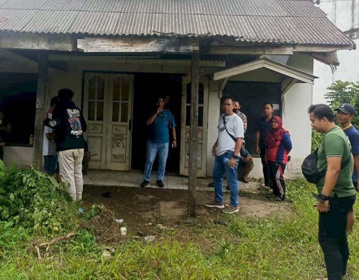 Rumah kosong di Jalan Residen H Najamudin Kelurahan Sukamaju, Kecamatan Sako, Palembang, Sumatera Selatan, yang merupakan tempat penemuan kerangka manusia, Jumat (14/10). (ist/RmolSumsel.id)