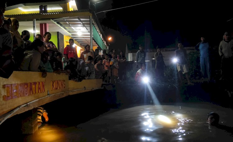 Pencarian bocah tenggelam di aliran DAM Jalan Sukakarya III Kelurahan Sukamaju Kecamatan Sako Palembang /Foto: Adam Rachman