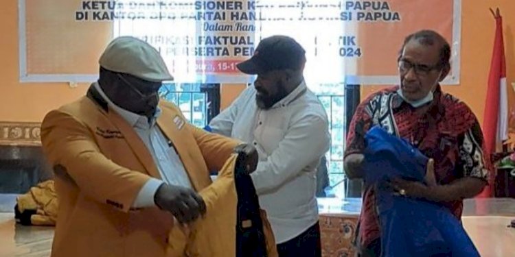 Ketua DPD Partai Hanura Papua, Kenius Kogoya memberikan jas oranye kepada Melkias Gombo dan Karel Julians Thanem/RMOLPapua