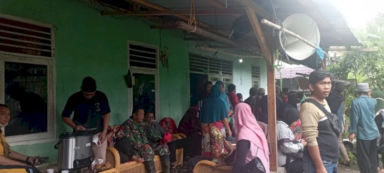 Keluarga dan warga mendatangi rumah MMR, bocah yang tenggelam di aliran sungai Kecamatan Sako Palembang. (Adam/Rmolsumsel.id). 