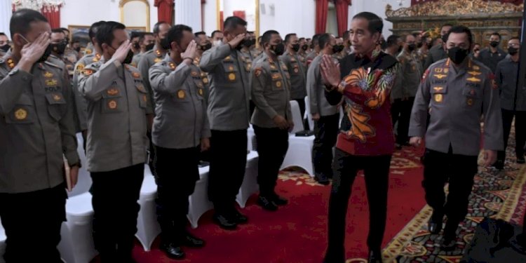 Presiden Joko Widodo saat memberikan arahan para pejabat utama Mabes Polri, kepala kepolisian daerah (kapolda), hingga kepala kepolisian resor (kapolres) seluruh tanah air, di Istana Negara, Jakarta/Net