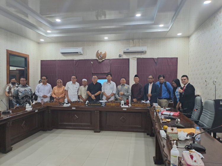 Ketua Komisi V DPRD Sumsel Susanto Adjis SH  didampingi Wakil Ketua Komisi V DPRD  Sumsel Mgs Syaiful Padli bersama para anggota Komisi V DPRD Sumsel saat menerima Arya didampingi ayahnya Rusdi dan tim kuasa hukum Yayasan Lembaga Bantuan Hukum Sumsel Berkeadilan (YLBHSB) di ruang rapat Komisi V DPRD Sumsel, Jumat (14/10).(Dudy Oskandar/rmolsumsel.id)