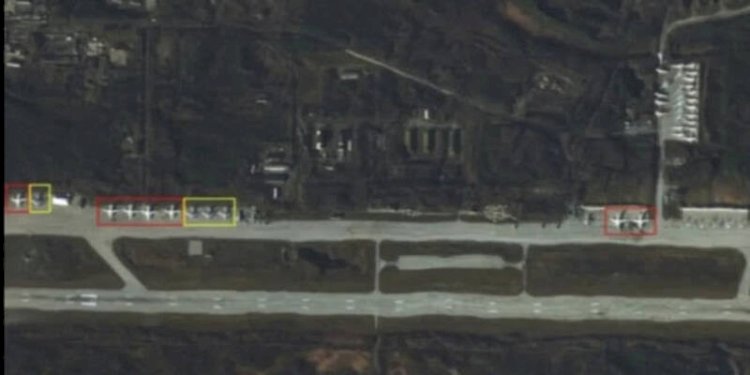 Hasil Citra Satelit, Sebelas pengebom strategis Tu-160 berwarna merah dan Tu-95 berwarna kuning di dekat perbatasan Norwegia/Net