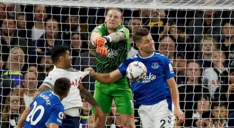 Peluang Tottenham saat membuat kemelut di depan gawang Everton yang dijaga Jordan Pickford/ist