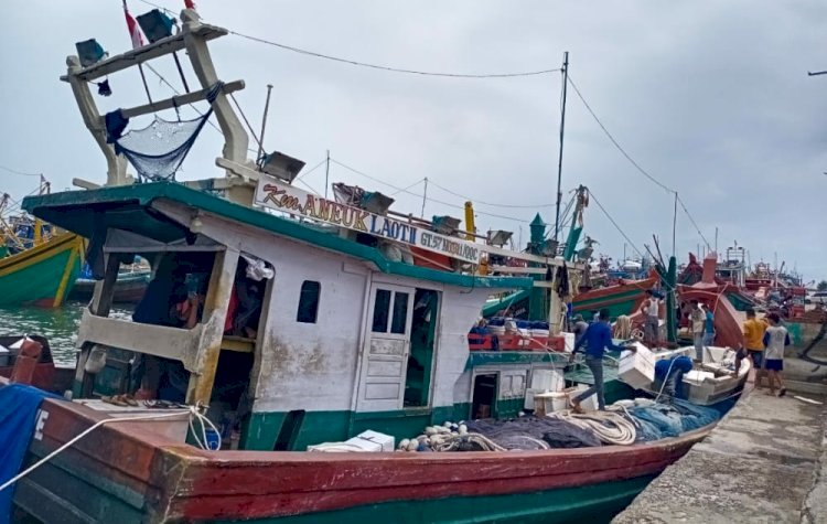 Cuaca buruk mengakibatkan sejumlah nelayan tidak melaut. Sejumlah Kapal nelayan terlihat sedang bersandar di PPS Lampulo Banda Aceh. (rmolaceh/rmolsumsel.id) 