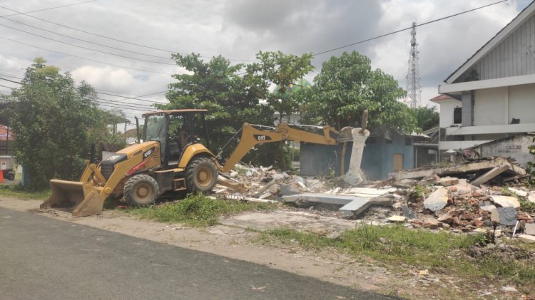 Pembongkaran gedung eks Kantor DPMPTSP Muara Enim. (ist/rmolsumsel.id)