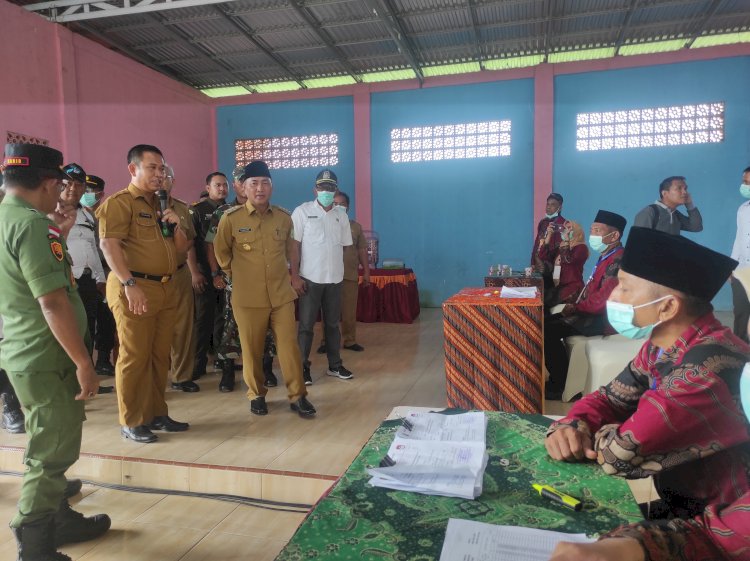 Pk j Bupati Muba Apriyadi meninjau pelaksanaan Pilkades di Desa Lumpatan, Sekayu. (Amarullah Diansyah/Rmosumsel.id). 