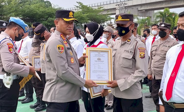 Puluhan personil Polrestabes Palembang mendapatkan penghargaan sebagai apresiasi kinerja yang baik/Foto: Amizon