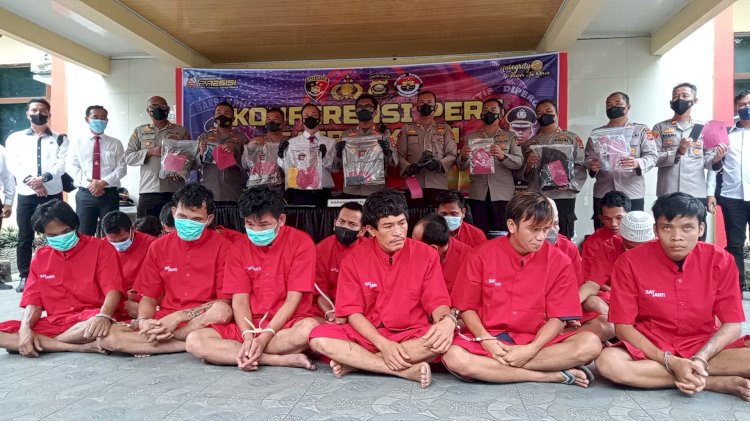 Kapolres Muara Enim AKBP Aris Rusdiyanto dan jajaran mrnggelar konferensi pers terkait hasil Operasi Sikat Musi II. (Noviansyah/Rmosumsel.id). 
