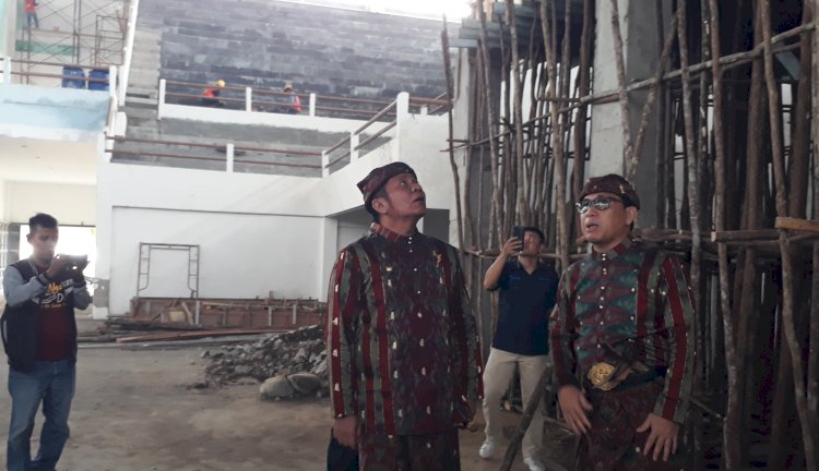 Gubernur Sumsel, H Herman Deru didampingi Walikota Lubuklinggau, H SN Prana Putra Sohe meninjau pengerjaan pembangunan GOR Taman Olahraga Megang/RMOL