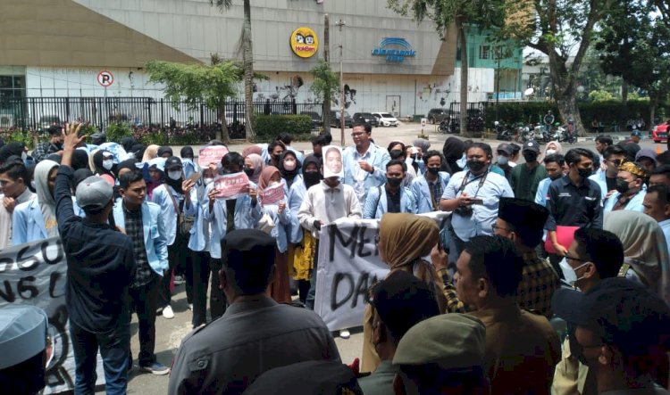 Ratusan massa mahasiswa yang tergabung Aliansi Mahasiswa Universitas Islam Negeri (UIN) Raden Fatah Palembang mendatangi Gedung DPRD Sumsel/Foto: Dudi Oskandar
