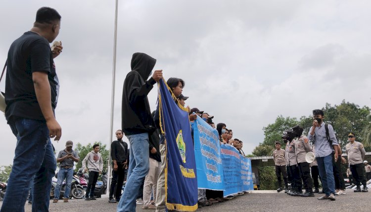 Aksi penolakan truk batubara melintas di jalan umum oleh warga PALI, Sumatera Selatan. (Eko Jurianto/RMOLSumsel)