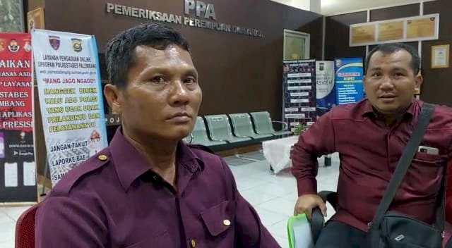 Korban saat melapor ke SPKT Polrestabes Palembang. (Ist). 