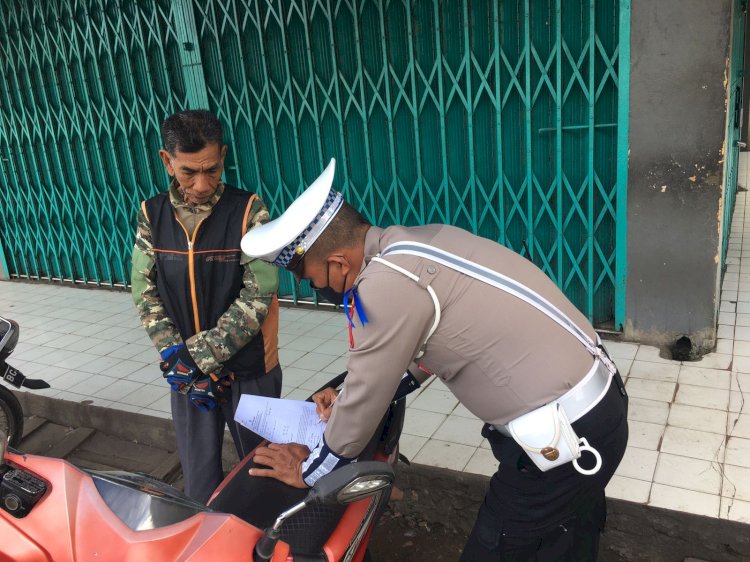 Seorang pengendara diberikan teguran saat terjaring easia Operasi Zebra 2022 di Muara Enim/ist.