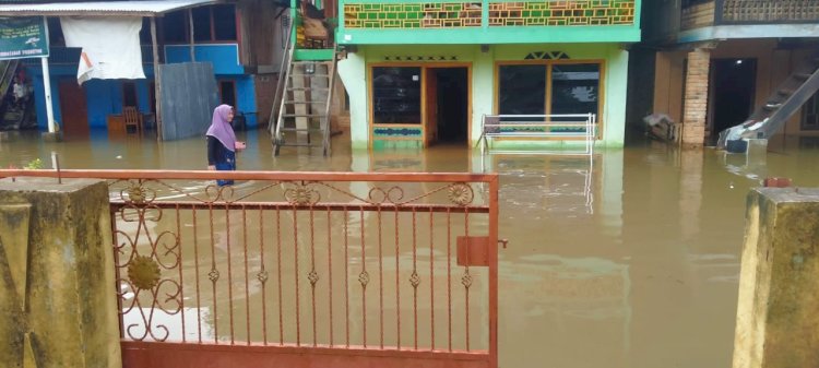 Pemukiman warga di Desa Jeramba Gantung Kecamatan Jirak Jaya kebanjiran/ist.