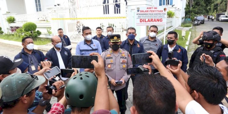 Kasubbid Penmas Polda Sumut AKBP Herwansyah saat beri pernyataan terkait penyitaan aset rumah disuga bos judi online/Ist