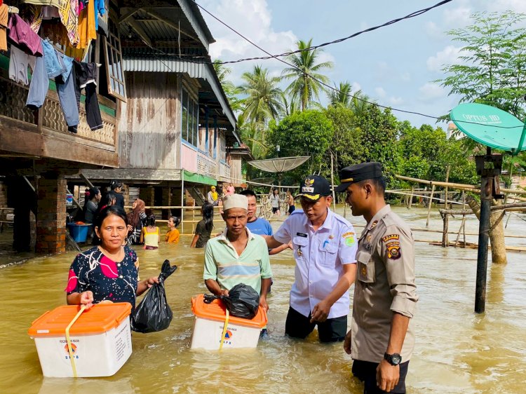 Camat Jirak Jaya Yudi Suhendra menyalurkan bantuan kepada warga Desa Jeramba Gantung yang terdampak bencana banjir/ist.
