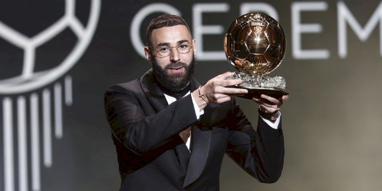 Karim Benzema saat menerima Ballon d'Or 2022. (net)
