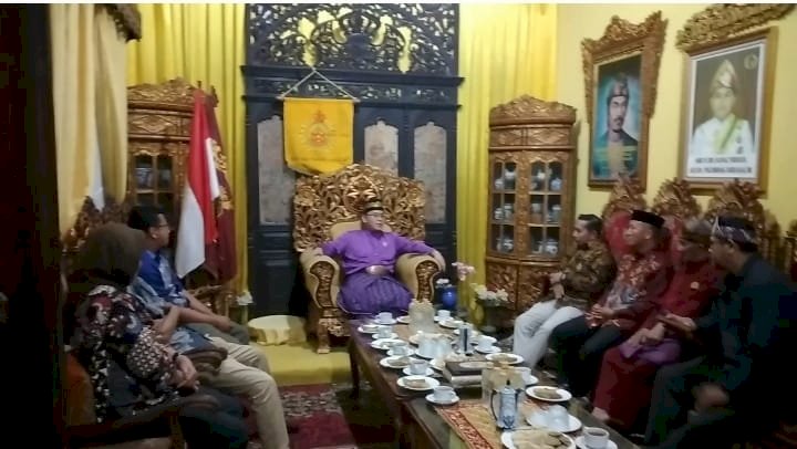 Sultan Palembang Darussalam, Sultan Mahmud Badaruddin (SMB) IV Jaya Wikrama R.M.Fauwaz Diradja,S.H.M.Kn mendapat kedatangan  rombongan Bangsawan dan Pangeran dari Kerajaan dan Kesultanan di Sulawesi Tenggara (Sultra ), Rabu (19/10) malam di Istana Adat Kesultanan Palembang Darussalam di Jalan Sultan Muhammad Mansyur No 776, 32 Ilir Palembang . (Dudy Oskandar/rmolsumsel.id)   