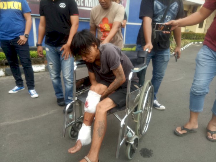  Hendri alias Embek pelaku begal pasangan kekasih ditangkap oleh Satreskrim Polrestabes Palembang, Kamis (20/10). (Amizon/RmolSumsel.id)