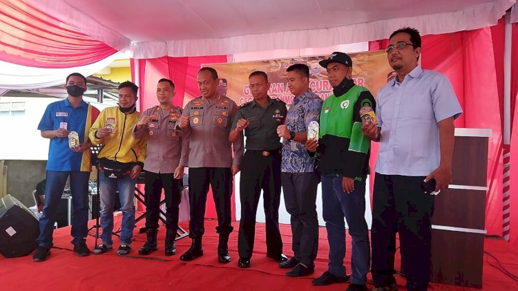  Kapolrestabes Palembang Kombes Pol Mokhamad Ngajib saat memberikan gembok gratis kepada warga sebagai salah satu upaya mencegah aksi pencurian kendaraan bermotor (Curanmor), Kamis (20/10).