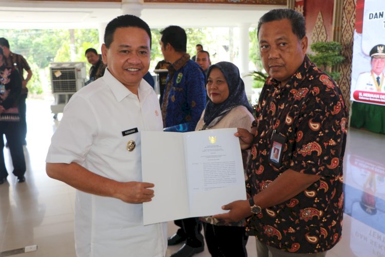 PJ Bupati Muara Enim Kurniawan menyerahkan bantuan keuangan khusus internet desa dari Gubernur Sumsel. (Noviansyah/RmolSumsel.id)