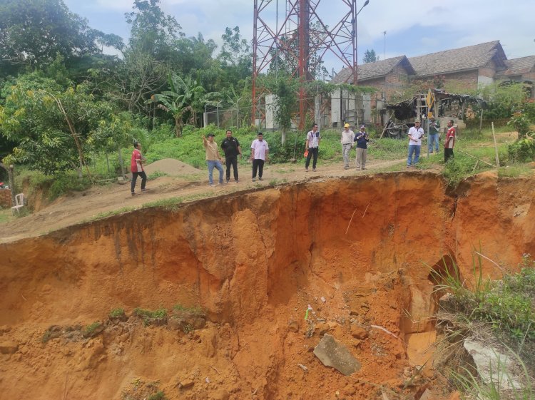 Dinas PUPR Muba bersama tim ahli dari Politeknik Negeri Sriwijaya meninjau lokasi longsor di Desa Berlian Makmur, Kecamatan Sungai Lilin. (Amarullah Diansyah/Rmolsumsel.id). 
