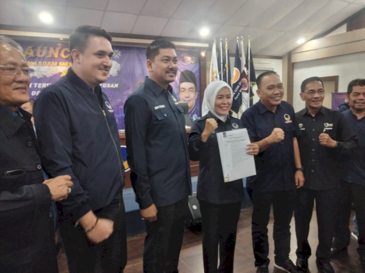 Fitrianti Agustinda menerima SK sebagai Ketua DPD Nasdem Palembang/ist