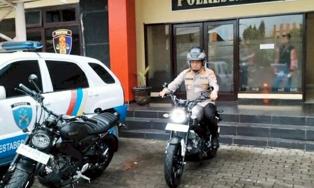 Kapolrestabes Palembang Kombes Pol Mokhamad Ngajib menggunakan sepeda motor saat ke kantor. (Amizon/RMOLSumsel.id)