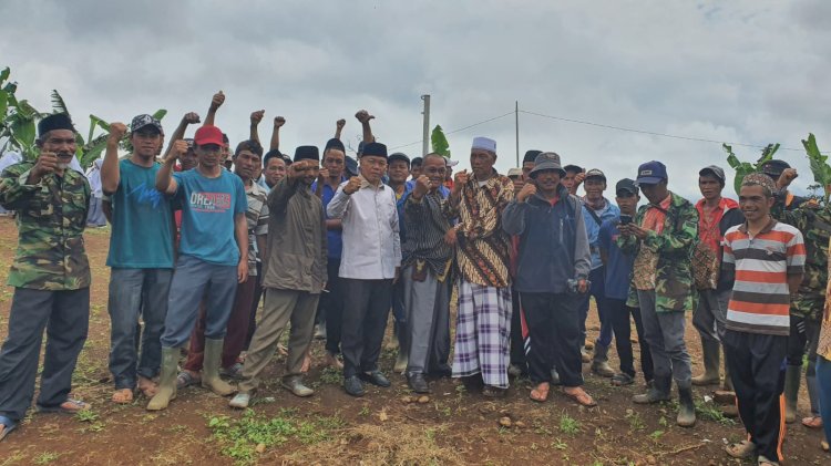 Kunjungan anggota DPRD Muara Enim, Kasman ke Desa Segamit disambut masyarakat. (ist/rmolsumsel.id)