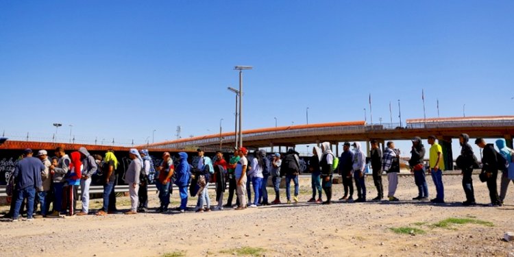 Migran Venezuela berbaris untuk menerima sumbangan makanan di Meksiko pada 20 Oktober 2022/Net
