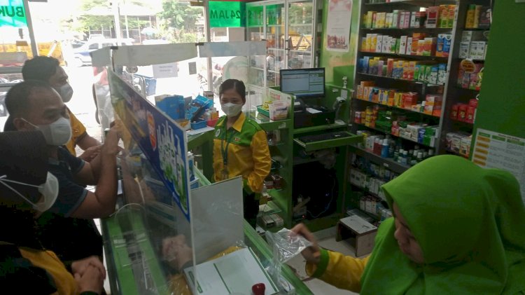Satresrim Polrestabes melakukan sidak ke apotek untuk melihat peredaran sirup obat yang kni dilarang untuk mengantisipasi penyebaran penyakit gagal ginjal misterius yang menyerang anak. (Amizon/RmolSumsel.id)