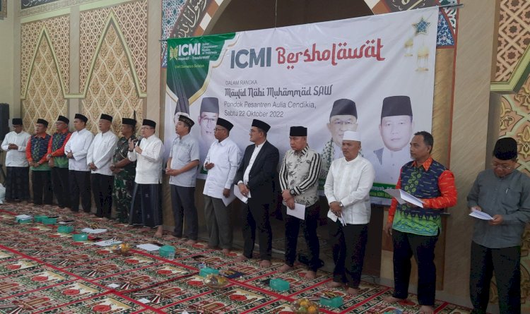 Gema Sholawat Nabi Muhammad SAW dikumandangkan oleh santri dan satriwati Ponpes Aulia Cendikia/ist