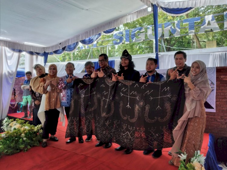 Perkumpulan Pecinta Aksara Ulu Sumatera Selatan berkolaborasi bersama Galeri Wong Kito menggelar launching dan pameran batik ulu berbahan alami di Bukit Seguntang Palembang, Minggu (23/10).(Dudy Oskandar/rmolsumsel.id). 