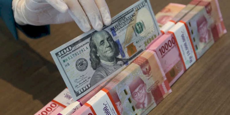 Uang pecahan dolar AS dan rupiah/Net