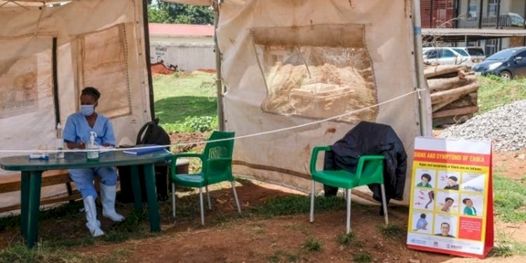 Petugas medis di pintu masuk Rumah Sakit Rujukan Regional Mubende, di Mubende, Uganda, saat kasus pertama Ebola telah dikonfirmasi di ibu kota Kampala pada September 2022/Net.