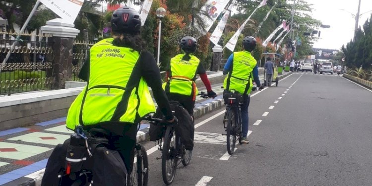 Pesepeda Greenpeace Indonesia Melewati Pendopo Kabupaten Ciamis/RMOLJabar
