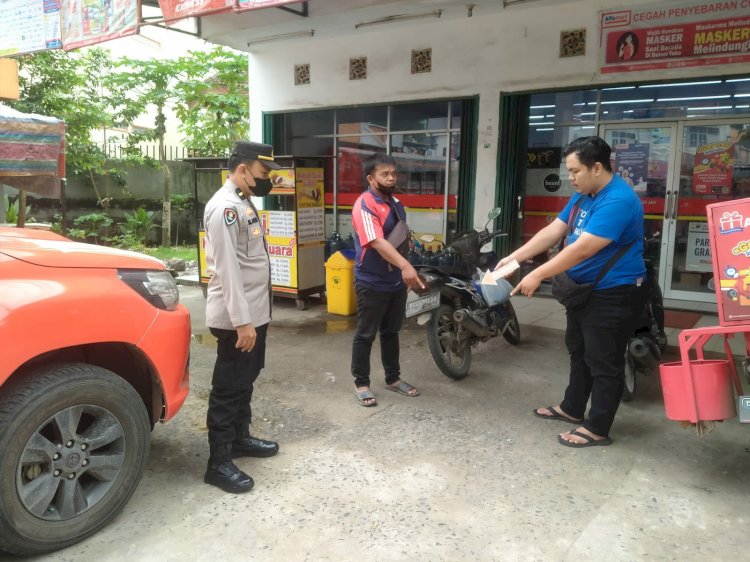 Satreskrim Polrestabes Palembang melakukan olah TKP di lokasi kejadian pencurian motor di depan minimarket. (Amizon/ RMOLSumsel.id)