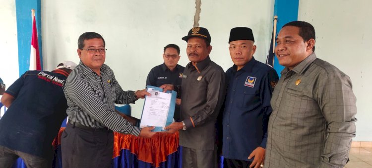 Tampak Ketua DPD NasDem Ajis Rahman menyerahkan formulir pendaftaran Bakal Calon Legislatif (Bacaleg) di Kantor NasDem.(Noviansyah/RMOLSumsel.id)