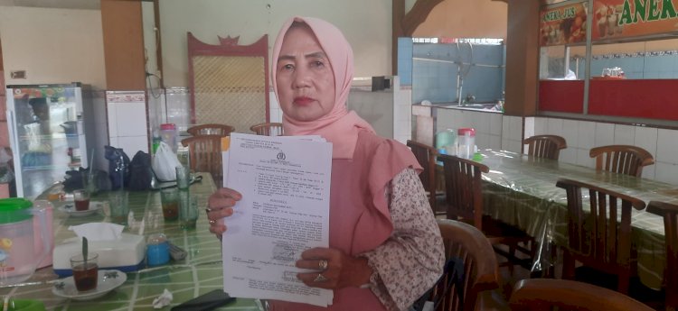 Khodijah nenek berusia 64 tahun yang ditetapkan sebagai tersangka dugaan pemalsuan akte dan surat jual beli tanah oleh Polda Sumsel, Senin (24/10). (ist/RMOLSumsel.id)