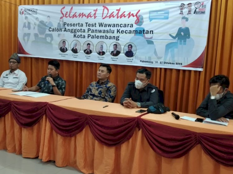 Ketua Bawaslu Kota Palembang M Taufiq   didampingi Ketua Pokja seleksi Panwascam Bawaslu kota Palembang Dadang Apriyanto dan Prof.DR. Firman Fready  Busro SH.Mhum (Dudy Oskandar/rmolsumsel.id)   