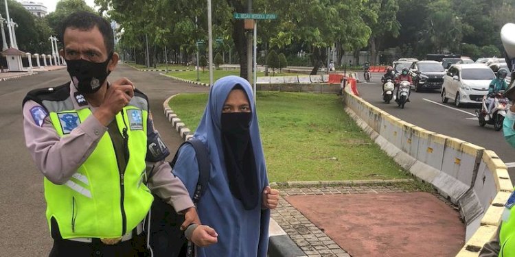 Perempuan pembawa senpi saat diserahkan ke polisi lalu lintas/Net