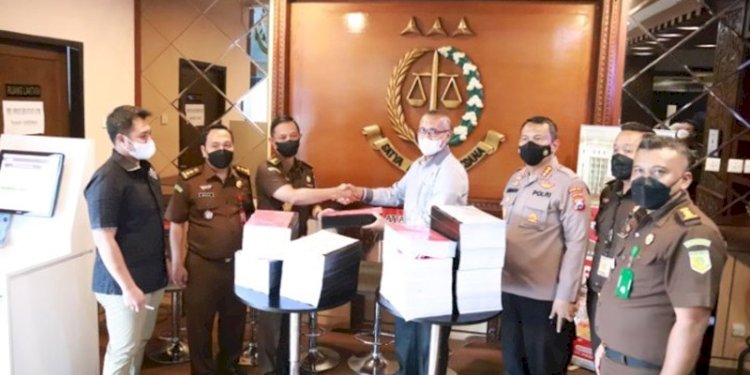 Penyidik Polda Jatim menyerahkan berkas 6 tersangka Kanjuruhan Malang ke Kejati Jatim/ist.