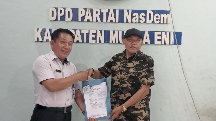 Bendahara DPD Nasdem Muara Enim, Kasman MA serahkan formulir pendaftaran bacaleg kepada Zaibin. (Noviansyah/Rmolsumsel.id). 