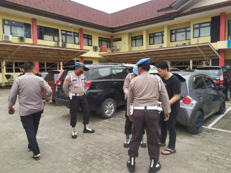 Anggota Propam Polrestabes Palembang saat menindak sejumlah mobil milik anggota yang terparkir di halaman Mapolrestabes Palembang. (ist/rmolsumsel.id)  