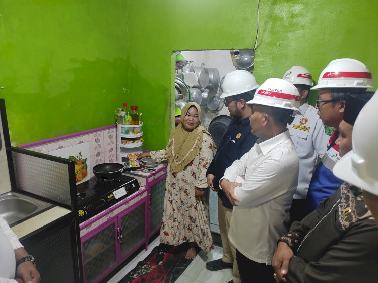 Pj Bupati Muba bersama pihak PT PGN meninjau langsung rumah warga yang telah dilakukan pemasangan Jargas di Bayung Lencir. (Amarullah Diansyah/Rmolsumsel.id). 